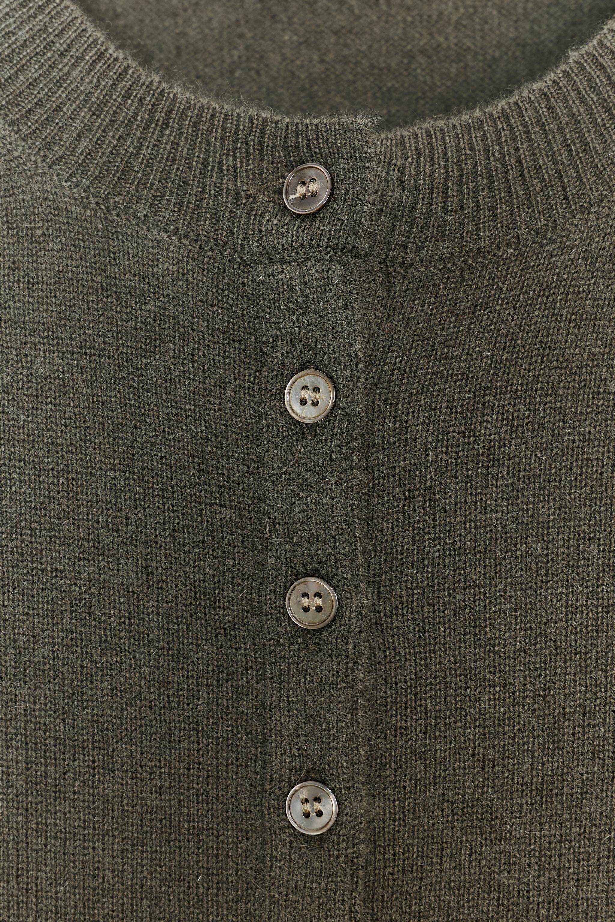 100% CASHMERE BUTTON CARDIGAN